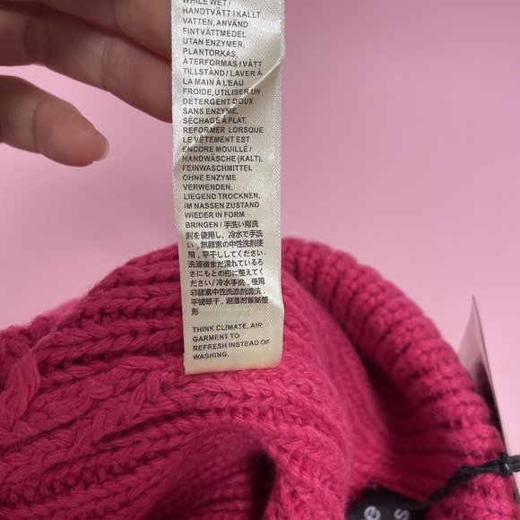 Complete Your Winter Look with a Pink Beanie and Acne Beauty Essentials - Picture 10 of 16